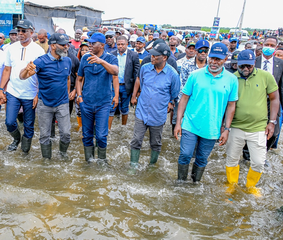 You are currently viewing Sanwo-Olu inspects flooded Lagos communities, promises speedy actions